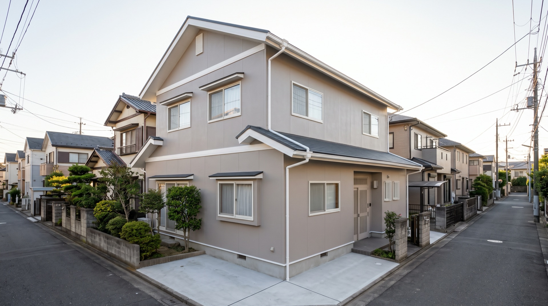 塗り替えを終えた家の外壁と屋根